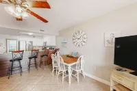Waterfront Gem - Shared Pool, Beach Access, Free WiFi, Washer/Dryer & Central AC Hotels in Okaloosa Island