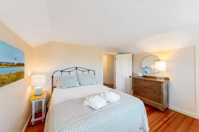 Walk-up apartment with deck & grill - walk to beach & town