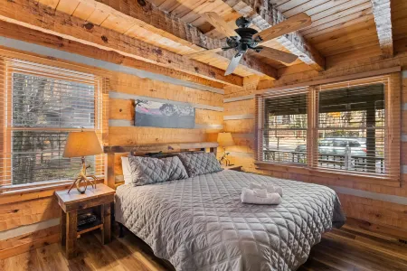Cozy Cabin Retreat with Hot Tub and Fire Pit - Charming Mountain Escape Отели в г. Севен Девилс