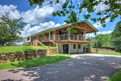 Tranquil River Views and Game Room - Charming Country Haven 藍嶺山道附近的飯店