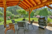 Fenced Yard and Covered Patio Oasis - Charming Artistic Retreat