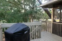 Charming Cottage with Golf Course Views - Cozy Seabrook Island Retreat