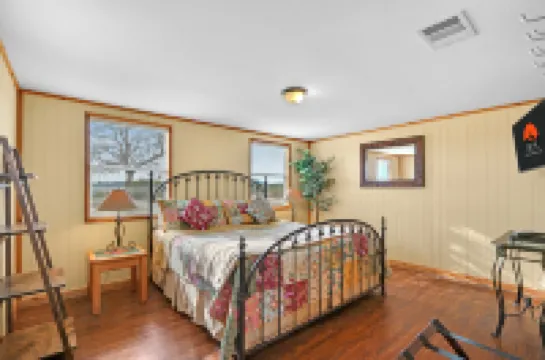 Scenic Views and Expansive Ranch Amenities - Charming Escape