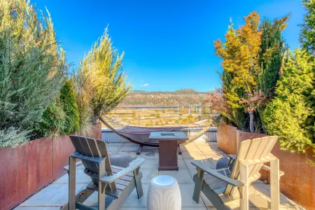 Hood River townhouse close to everything with river-view location & rooftop BBQ