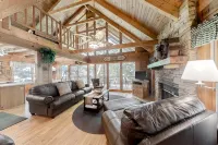 Beautiful custom cabin on private lake w/ foosball, hot tub, & fireplace Hotels in Blount County