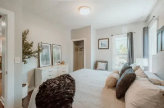 Charming Getaway with Spacious Living and Gourmet Kitchen - Beautiful Sanctuary