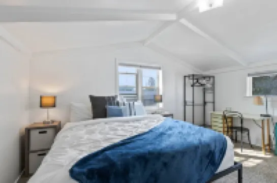 Stylish Escape with Hot Tub and Cozy Living Space - Inviting Retreat