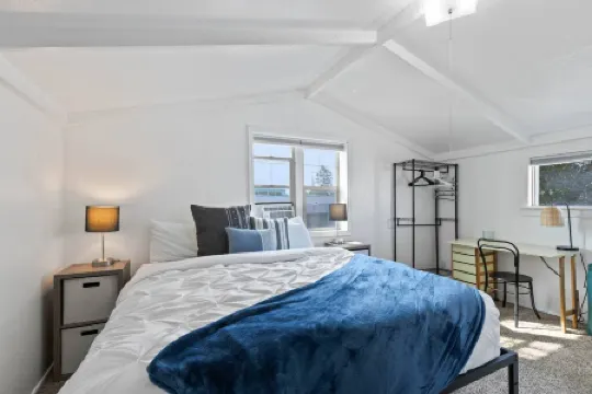 Stylish Escape with Hot Tub and Cozy Living Space - Inviting Retreat