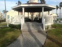 "Island Time" Full Kitchen, Washer & Dryer, Close to Beach, Pool and Hot Tub!