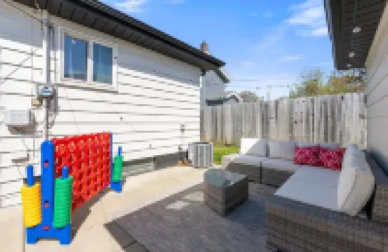 King Bed, Fenced Yard, Parking, TV’s in All Rooms! Near Parks