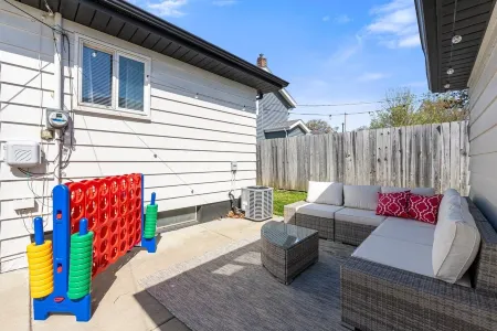 3 Bedrooms, King Bed, Free Parking Near Downtown