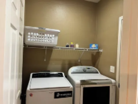 Charming 3-bedroom house with AC and WiFi in superb Fallon Hoteles en Fallon