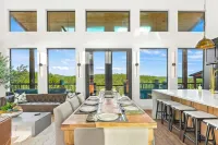 Luxury Hilltop, Surreal Views, Pool, Hot Tub, Firepit & 4Kings Bed