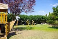 Maisonnette in wooded park pétanque court, children's games BBQ near beaches Hotels in Valras-Plage