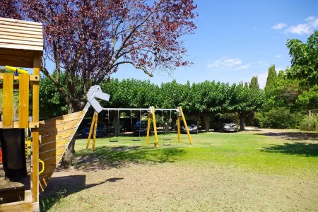 Maisonnette in wooded park pétanque court, children's games BBQ near beaches