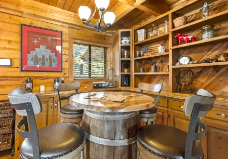 Basecamp Cabin: Log Cabin Near Trails Central to Grand Canyon Sedona Williams