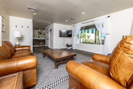 Tranquil Green Valley Getaway, Hike, Relax & Spot Rare Birds!