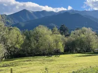 Cozy Cabin on the Creek, with Fireplace and Firepit.