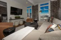 Stylish Condo with City Views and Modern Amenities - Chic Urban Retreat