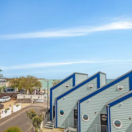 Lovely Seaside Villa & Gardens 40 Metres to Beach