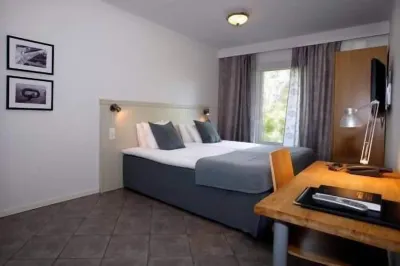 Adels Hotel Hotel dekat Pride kyrka