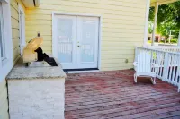Relaxing Home W/HUGE Yard & Firepit!