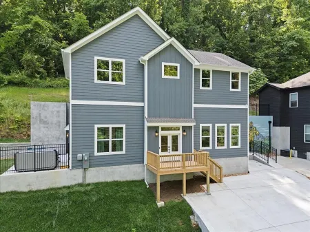 Pop Art on Hedgewood  4BR  Game Room  Hot Tub  Screened Porch  3 Min to Downtown