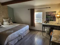 Logis Hotel la Ferme فنادق في Sauveterre