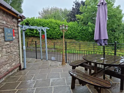 Castle Lodge - Brecon Beacons Accommodation Hotel di 