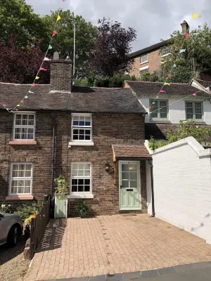 Bramble Cottage with Free Parking