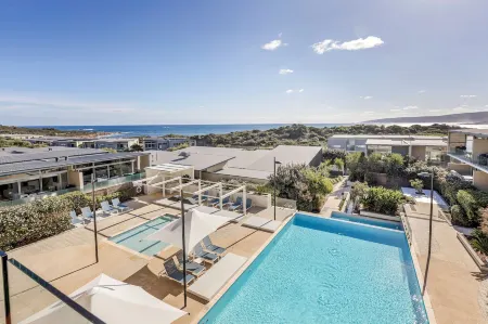 Smiths Beach Resort Отели рядом с достопримечательностью «Нгилджи Кейв»