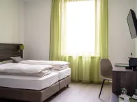 Eee Hotel Graz Hotels near Puntigam