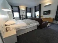 Gorgeous Comfortable Apartment on the High Street Hotels in Town