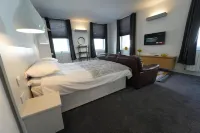Gorgeous Comfortable Apartment on the High Street Hotels in 