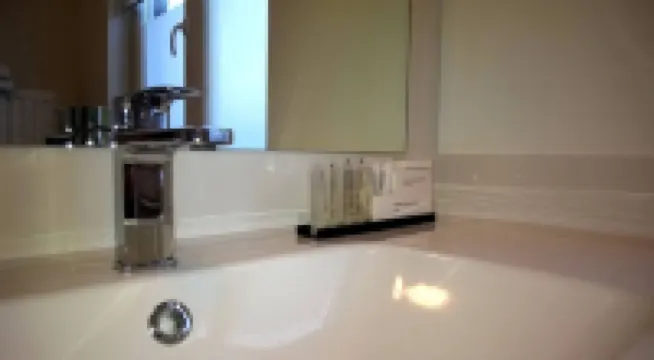 幾乎白色，靠近火車，地鐵N7688