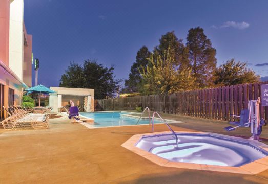 4. 라 퀸타 인 오..