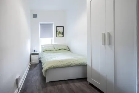 Modern Spacious 2 Bedroom House in Leigh, Free Parking