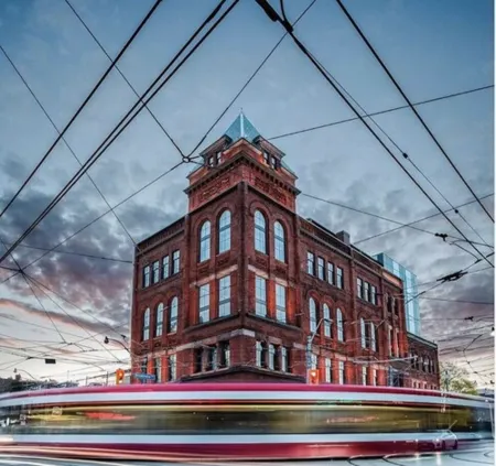 The Broadview Hotel Отели рядом с достопримечательностью «CMU College of Makeup Art & Design»