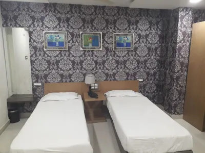 Kasturi International Hoteles cerca de Shri Gram Daivat Hanuman Mandir, Mehkar 585416