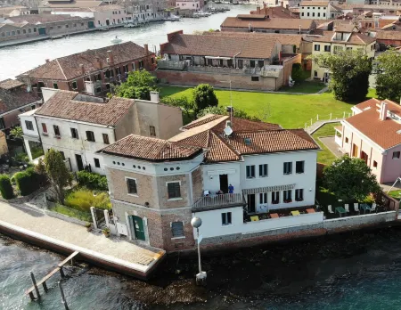 Casa Sulla Laguna Отели рядом с достопримечательностью «New Murano gallery»