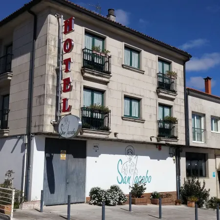 Hotel San Jacobo Отели рядом с достопримечательностью «Холм Монте-до-Госо»