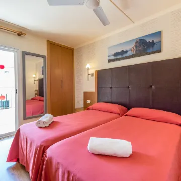 Hostal Residencia Europa Punico Отели рядом с достопримечательностью «Пуэрто де Ибиса»