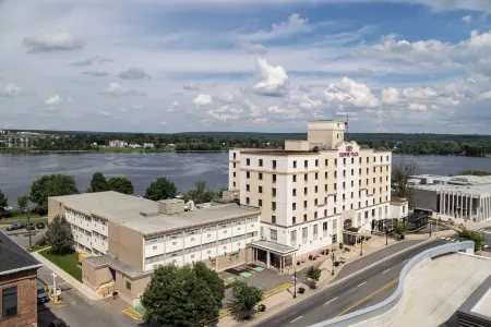 Crowne Plaza Fredericton-Lord Beaverbrook Отели рядом с достопримечательностью «Университет Нью Брансуик»