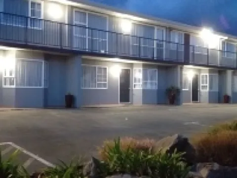 Chevron Motel Hotels near Lava Glass - Glassblowing Studio, Sculpture Garden, Art Gallery, Café