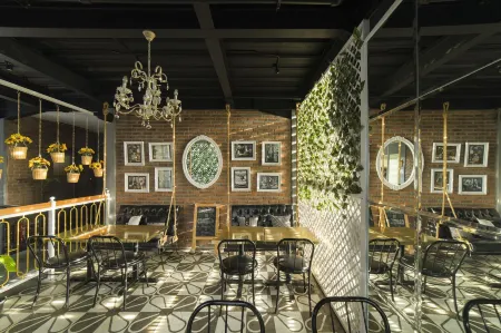 Summerbird - Bed and Brasserie Отели рядом с достопримечательностью «Trek Lari KONI GOR Pajajaran»