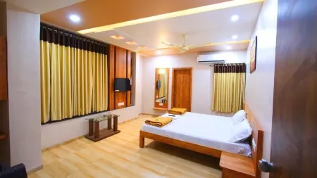 Hotel Platinum Отели рядом с достопримечательностью «Veraval Seafront»