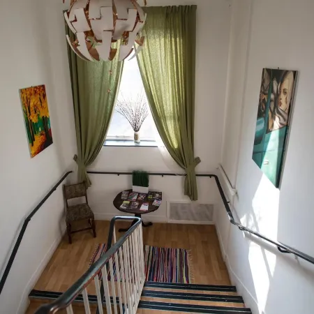 The Queens Hostel Отели рядом с достопримечательностью «Стадион «Лофтус Роуд»»