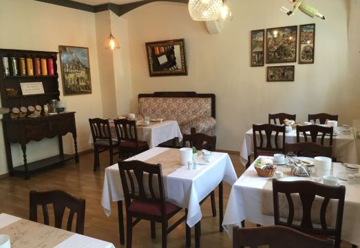 2. 호텔 알트-안나..