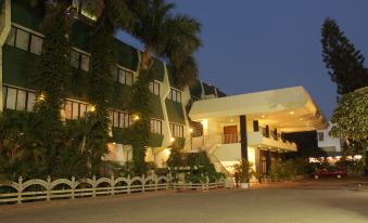 Hotel Parisutham