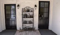 Lythgo's Row Colonial Cottages - parking